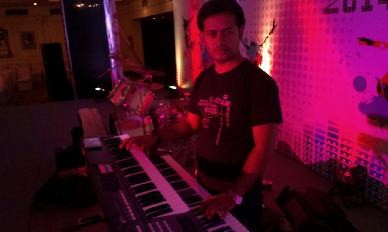 male keyboard players istanbul turkey